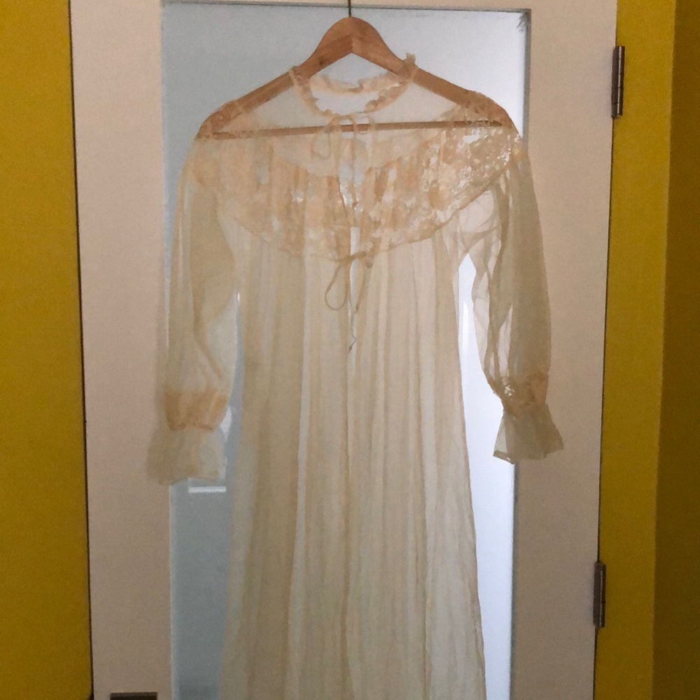 Vintage 60s Elegant Cream Lace Night robe mesh